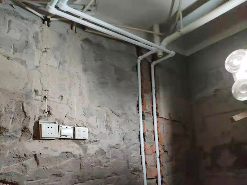 衛(wèi)生間水電改造：按客戶要求，確定水電設施的準確位置，施工開槽前做出，在施工前定好位置，施工后不再改動或添加。然后以水平線為標準挖線盒，以管徑為標準開槽，用水泥砂漿穩(wěn)線盒，要求與墻面齊平，低位、高位線盒在同一水平，要先做，最后線管固定好。