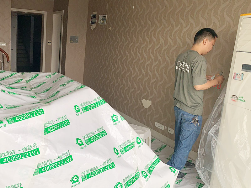 客廳家具空調(diào)成品保護(hù)：舊房墻面刷新會(huì)有點(diǎn)麻煩的，比較珍貴的家具建議搬走，或者和一些冰箱空調(diào)之類的可以放在現(xiàn)場(chǎng)讓裝飾公司成品保護(hù)起來，這樣即省了搬運(yùn)費(fèi)，也避免家具空調(diào)等二次污染。