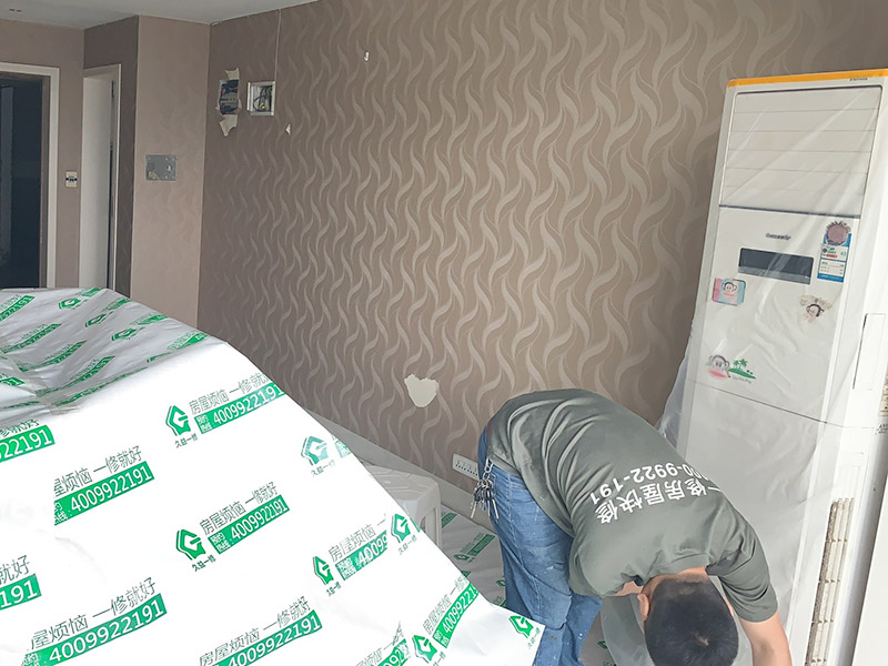 客廳家具空調(diào)成品保護(hù)：舊房墻面刷新會(huì)有點(diǎn)麻煩的，比較珍貴的家具建議搬走，或者和一些冰箱空調(diào)之類的可以放在現(xiàn)場(chǎng)讓裝飾公司成品保護(hù)起來，這樣即省了搬運(yùn)費(fèi)，也避免家具空調(diào)等二次污染。