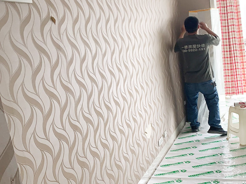 客廳家具空調(diào)成品保護(hù)：舊房墻面刷新會(huì)有點(diǎn)麻煩的，比較珍貴的家具建議搬走，或者和一些冰箱空調(diào)之類的可以放在現(xiàn)場(chǎng)讓裝飾公司成品保護(hù)起來，這樣即省了搬運(yùn)費(fèi)，也避免家具空調(diào)等二次污染。