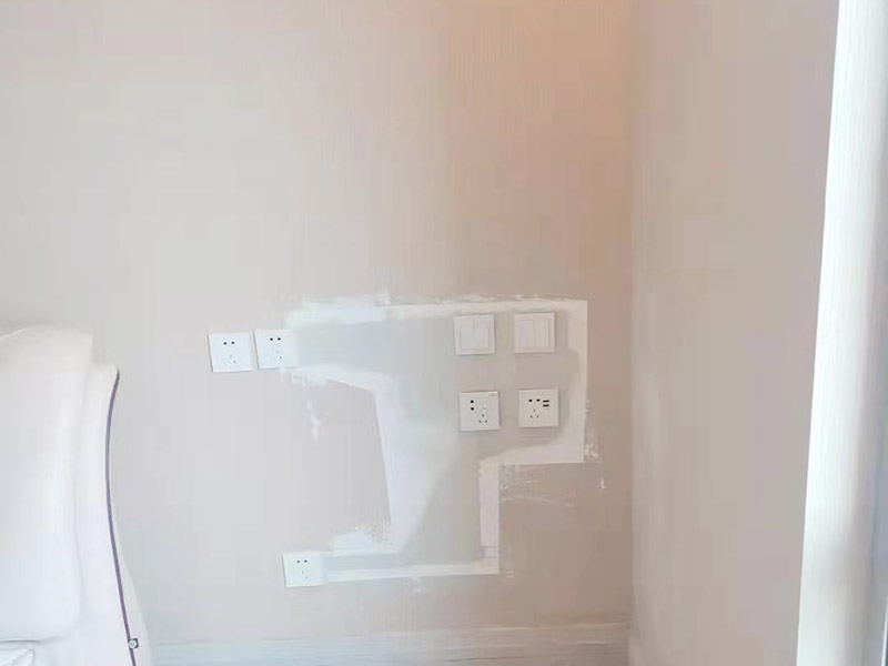 開關(guān)電路安裝修補(bǔ)：可以用水泥砂漿填實(shí)抹平，待干后，用免膠石膏找平再批膩?zhàn)?。線槽修補(bǔ)不好，以后線路的話就會(huì)露出來的，時(shí)間長了就會(huì)老化破損的。最后還要再鑿墻重新布線安裝。