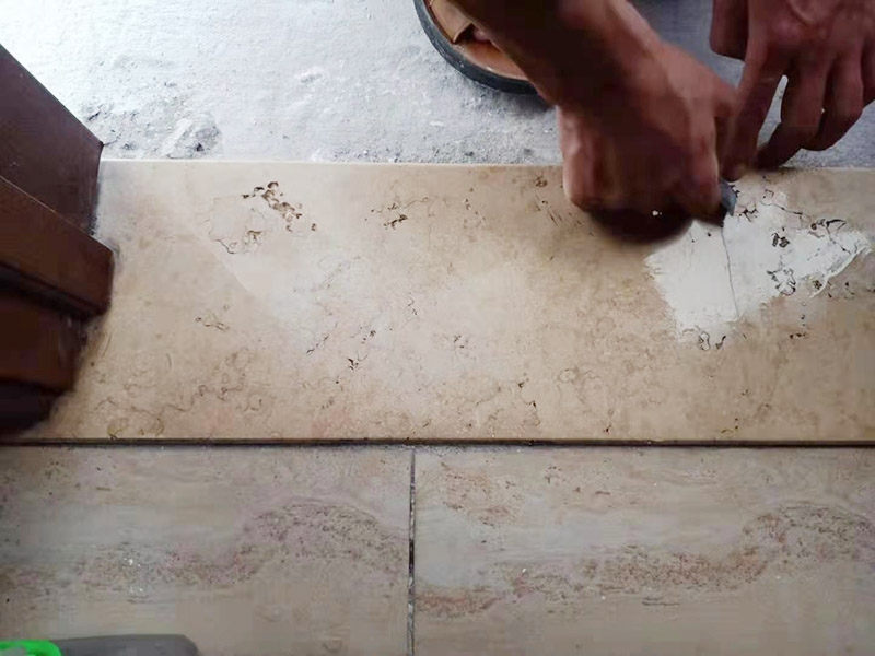 門檻石裂縫修復(fù)：斷裂比較多的通常是衛(wèi)生間門口的門檻石，因為衛(wèi)生間過于潮濕，而天然石材吸水性很強，水分過多之后石材就更加脆，容易斷裂。用云石膠調(diào)制成和過門石一樣的顏色，然后嵌入縫隙并打磨光滑就好。