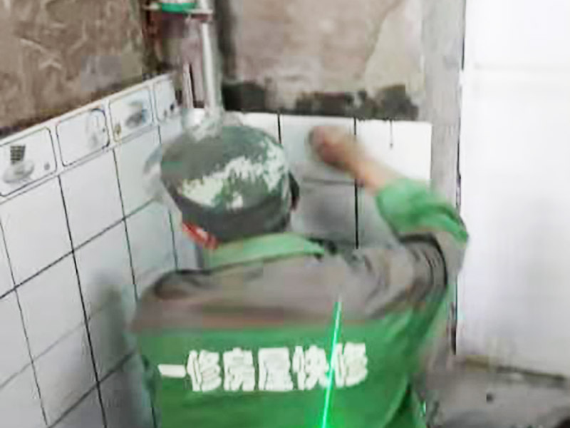 廁所小方磚鋪貼：首先墻面基層清理干凈，衛(wèi)生間采用釉面墻磚，用水泥砂漿，瓷磚需要經(jīng)過泡水后鋪貼，而且墻磚的鋪貼高度可要高于淋浴的高度，這樣比較防水。在瓷磚鋪貼時(shí)需要以水平線為準(zhǔn)繩，設(shè)置能對(duì)瓷磚起到支撐作用的木板，以防止瓷磚在達(dá)到粘著強(qiáng)度之前位移或下墜。