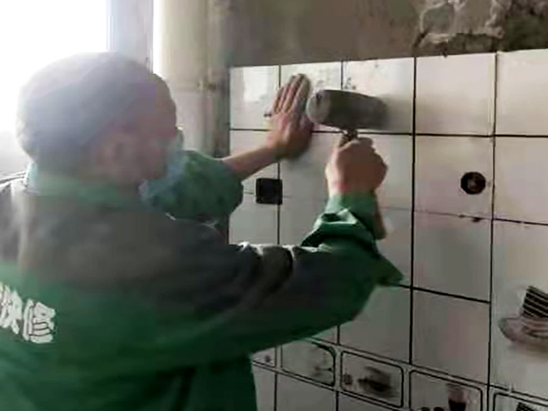 廁所小方磚鋪貼：首先墻面基層清理干凈，衛(wèi)生間采用釉面墻磚，用水泥砂漿，瓷磚需要經(jīng)過泡水后鋪貼，而且墻磚的鋪貼高度可要高于淋浴的高度，這樣比較防水。在瓷磚鋪貼時(shí)需要以水平線為準(zhǔn)繩，設(shè)置能對(duì)瓷磚起到支撐作用的木板，以防止瓷磚在達(dá)到粘著強(qiáng)度之前位移或下墜。