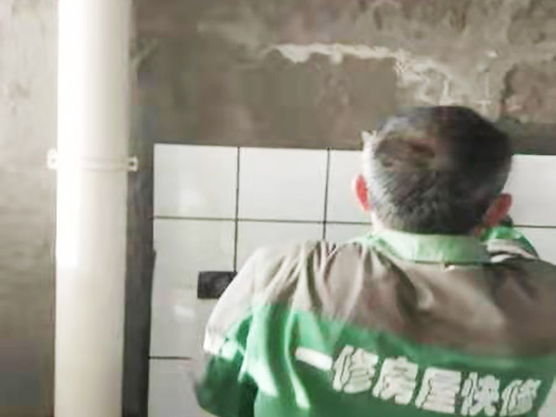 廁所小方磚鋪貼：首先墻面基層清理干凈，衛(wèi)生間采用釉面墻磚，用水泥砂漿，瓷磚需要經(jīng)過泡水后鋪貼，而且墻磚的鋪貼高度可要高于淋浴的高度，這樣比較防水。在瓷磚鋪貼時(shí)需要以水平線為準(zhǔn)繩，設(shè)置能對(duì)瓷磚起到支撐作用的木板，以防止瓷磚在達(dá)到粘著強(qiáng)度之前位移或下墜。