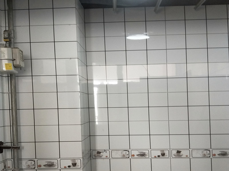 廁所小方磚鋪貼：首先墻面基層清理干凈，衛(wèi)生間采用釉面墻磚，用水泥砂漿，瓷磚需要經(jīng)過泡水后鋪貼，而且墻磚的鋪貼高度可要高于淋浴的高度，這樣比較防水。在瓷磚鋪貼時(shí)需要以水平線為準(zhǔn)繩，設(shè)置能對(duì)瓷磚起到支撐作用的木板，以防止瓷磚在達(dá)到粘著強(qiáng)度之前位移或下墜。