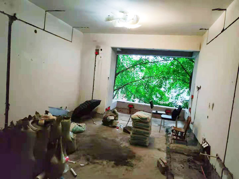 全屋水電改造施工：裝修一套房，水電工作是隱蔽工程，改造完畢后，各種水管、電線等都需埋在墻面、地下或吊頂里，后期不能進(jìn)行檢查維修，因此入墻材料的質(zhì)量就是重中之重必須做好。而如何規(guī)劃水電走向呢？就需要前期將家電家具的位置尺寸都定好，多預(yù)備幾個(gè)空余，以后使用起來才不會(huì)后悔莫及。