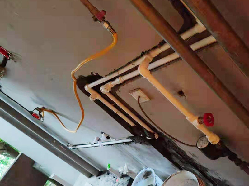 全屋水電改造施工：裝修一套房，水電工作是隱蔽工程，改造完畢后，各種水管、電線等都需埋在墻面、地下或吊頂里，后期不能進(jìn)行檢查維修，因此入墻材料的質(zhì)量就是重中之重必須做好。而如何規(guī)劃水電走向呢？就需要前期將家電家具的位置尺寸都定好，多預(yù)備幾個(gè)空余，以后使用起來才不會(huì)后悔莫及。