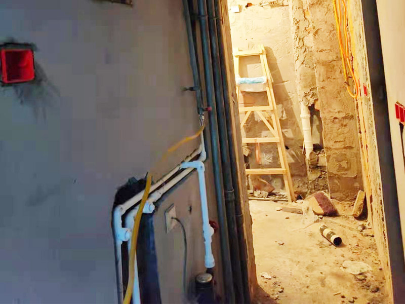 全屋水電改造施工：裝修一套房，水電工作是隱蔽工程，改造完畢后，各種水管、電線等都需埋在墻面、地下或吊頂里，后期不能進(jìn)行檢查維修，因此入墻材料的質(zhì)量就是重中之重必須做好。而如何規(guī)劃水電走向呢？就需要前期將家電家具的位置尺寸都定好，多預(yù)備幾個(gè)空余，以后使用起來才不會(huì)后悔莫及。