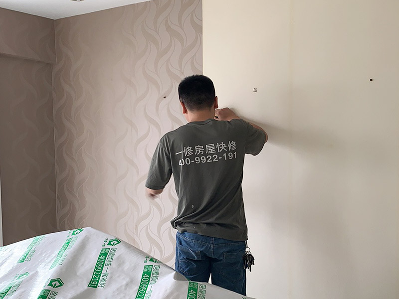 客廳墻面墻紙鏟除：盡量貼近墻面，捏住墻紙的一角，試著將其從墻面上揭下。朝著自己的方向?qū)垊冸x墻面，這樣更容易揭下墻紙。如果不容易撕的話，可以在墻面滾刷一些肥皂水，然后用美工刀、剃刀片或墻紙刮刀，沿水平方向?qū)⑴f墻紙割開，讓溫肥皂水或墻紙剝除劑滲到墻紙的后面，軟化粘合劑，然后就可以從石膏墻上撕除或刮除墻紙了。