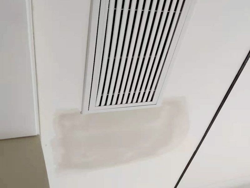 天花板局部修補(bǔ)：天花板有裂縫或者掉皮為什么，可能是天花板本身內(nèi)部潮氣重，可能是是因?yàn)槟佔(zhàn)颖旧淼哪z性差，或者是天花層膩?zhàn)釉瓉?lái)批刮太厚，導(dǎo)致附著力差。如果鏟除膩?zhàn)又蟀l(fā)現(xiàn)天花開(kāi)裂是因?yàn)樘旎ò灞旧硪蚪ㄖ蛴辛芽p導(dǎo)致的，可以先用素水泥把裂縫修補(bǔ)好，然后在裂縫處用界面劑貼一塊白布或嵌縫帶，然后再滿刮膩?zhàn)?，最后打磨刷漆；可以徹底根除這個(gè)問(wèn)題；