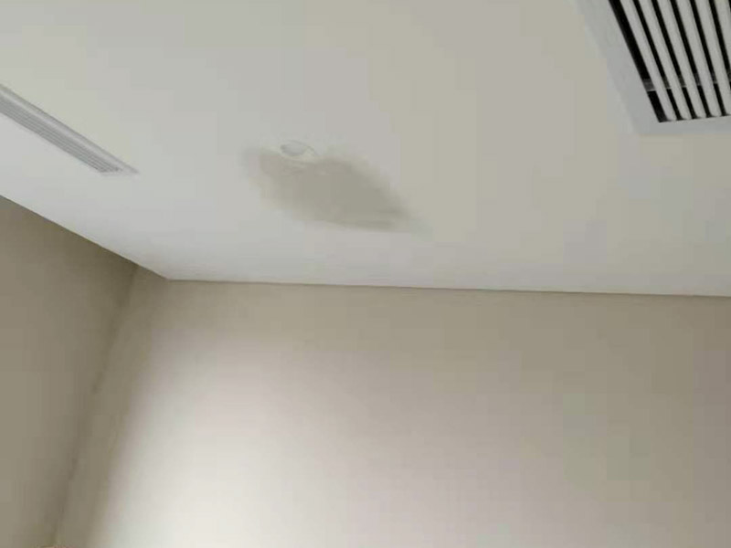 天花板局部修補(bǔ)：天花板有裂縫或者掉皮為什么，可能是天花板本身內(nèi)部潮氣重，可能是是因?yàn)槟佔(zhàn)颖旧淼哪z性差，或者是天花層膩?zhàn)釉瓉?lái)批刮太厚，導(dǎo)致附著力差。如果鏟除膩?zhàn)又蟀l(fā)現(xiàn)天花開(kāi)裂是因?yàn)樘旎ò灞旧硪蚪ㄖ蛴辛芽p導(dǎo)致的，可以先用素水泥把裂縫修補(bǔ)好，然后在裂縫處用界面劑貼一塊白布或嵌縫帶，然后再滿刮膩?zhàn)樱詈蟠蚰ニ⑵?；可以徹底根除這個(gè)問(wèn)題；