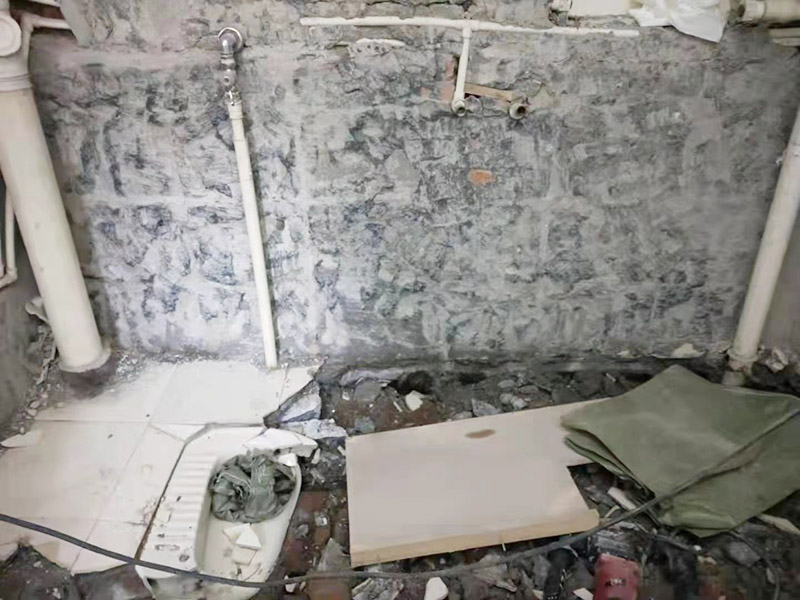 衛(wèi)生間拆除裝修：衛(wèi)生間的瓷磚拆除有很多需要特別注意的地方，操作不當會破壞其他的設施，所以在拆除前就需要留下來的衛(wèi)浴用具。事前準備做好了，后面的工序才能有條不紊地進行。馬桶的拆卸則是留到敲磚后進行的。以免敲磚時掉落的瓷磚砸壞排水管，或掉到排水管道中造成淤塞。