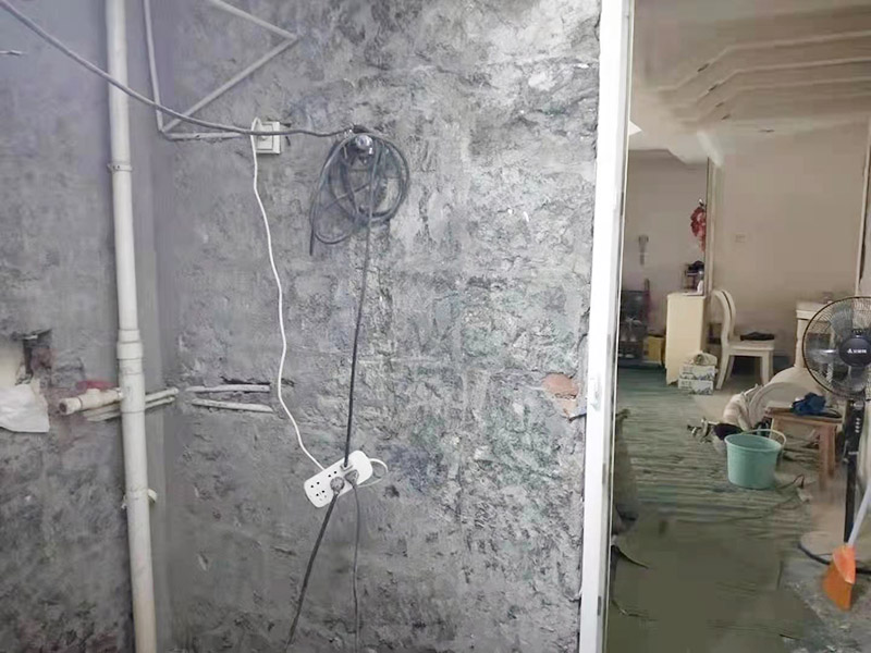 衛(wèi)生間拆除裝修：衛(wèi)生間的瓷磚拆除有很多需要特別注意的地方，操作不當會破壞其他的設施，所以在拆除前就需要留下來的衛(wèi)浴用具。事前準備做好了，后面的工序才能有條不紊地進行。馬桶的拆卸則是留到敲磚后進行的。以免敲磚時掉落的瓷磚砸壞排水管，或掉到排水管道中造成淤塞。