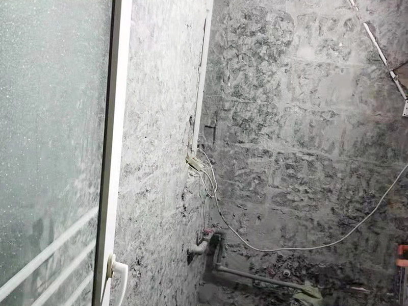 衛(wèi)生間拆除裝修：衛(wèi)生間的瓷磚拆除有很多需要特別注意的地方，操作不當會破壞其他的設施，所以在拆除前就需要留下來的衛(wèi)浴用具。事前準備做好了，后面的工序才能有條不紊地進行。馬桶的拆卸則是留到敲磚后進行的。以免敲磚時掉落的瓷磚砸壞排水管，或掉到排水管道中造成淤塞。