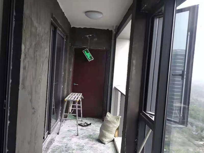 陽(yáng)臺(tái)墻面粉刷翻新：陽(yáng)臺(tái)是室內(nèi)應(yīng)該刷室內(nèi)漆，但是有些陽(yáng)臺(tái)還兼容生活陽(yáng)臺(tái)，經(jīng)常晾曬切通水，還是刷外墻漆比較好，外墻漆耐候性較內(nèi)墻好，而且防潮，你陽(yáng)臺(tái)上剛好還要放拖把池的，這也沒(méi)有問(wèn)題了，內(nèi)墻漆大多數(shù)是不怎么防潮的，水濺上去多了容易變色、脫落的。