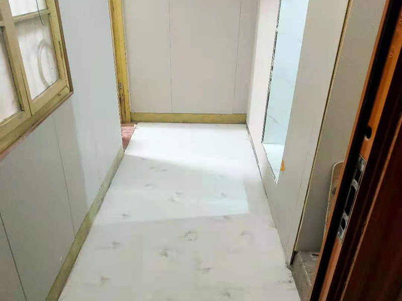  衛(wèi)生間貼瓷磚多少錢不能一概而論，因?yàn)榇纱u的品牌，尺寸不同，價格自然不同。因此貼起來也是不同的，所以衛(wèi)生間貼瓷磚多少錢還要看裝修公司的具體報價表了。或者可以直接半包自己訂瓷磚，然只早人工服務(wù)價格就會實(shí)惠且明確一些。