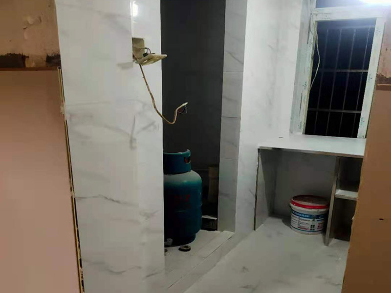  衛(wèi)生間貼瓷磚多少錢不能一概而論，因?yàn)榇纱u的品牌，尺寸不同，價格自然不同。因此貼起來也是不同的，所以衛(wèi)生間貼瓷磚多少錢還要看裝修公司的具體報價表了。或者可以直接半包自己訂瓷磚，然只早人工服務(wù)價格就會實(shí)惠且明確一些。