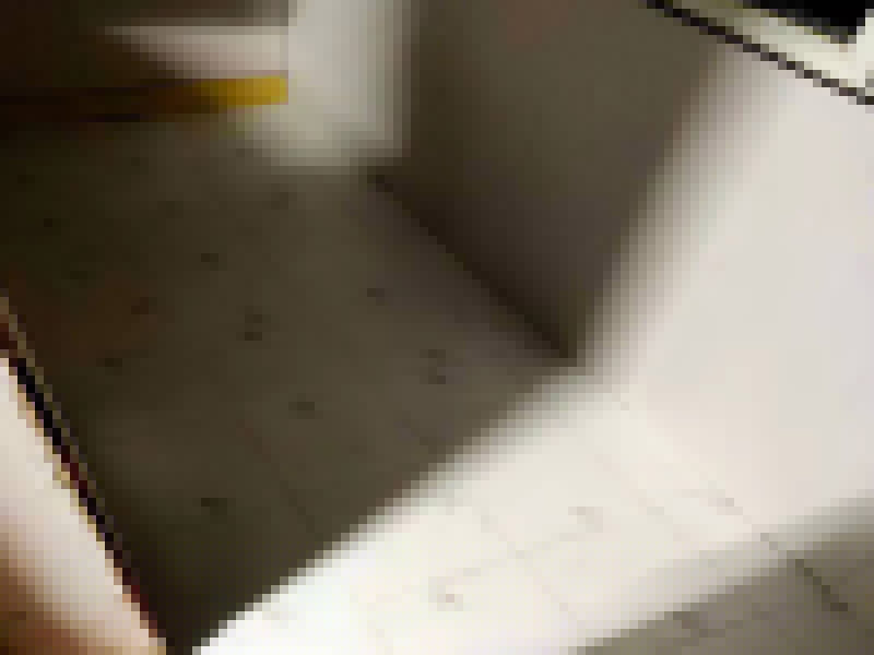  衛(wèi)生間貼瓷磚多少錢不能一概而論，因?yàn)榇纱u的品牌，尺寸不同，價格自然不同。因此貼起來也是不同的，所以衛(wèi)生間貼瓷磚多少錢還要看裝修公司的具體報價表了?；蛘呖梢灾苯影氚约河喆纱u，然只早人工服務(wù)價格就會實(shí)惠且明確一些。