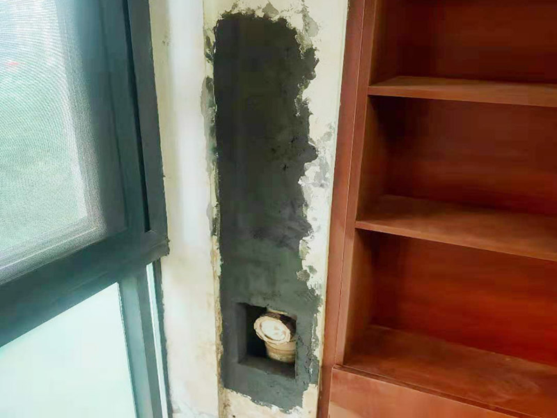 墻內(nèi)主水管漏水維修：主水管漏水點相較其他水管更大，如果上面樓層不高就可以直接讓樓上不要用水，不然就要將整棟樓的水停下來，否則就會影響到后期的施工。更換的時候要將漏水的地方截掉，然后套上尺寸相同的新管，并用PVC膠水把連接處粘好。假如滲透的不嚴重，那么直接用PVC膠水粘結(jié)好，再拿防水布裹緊即可。最后再墻面修復(fù)。