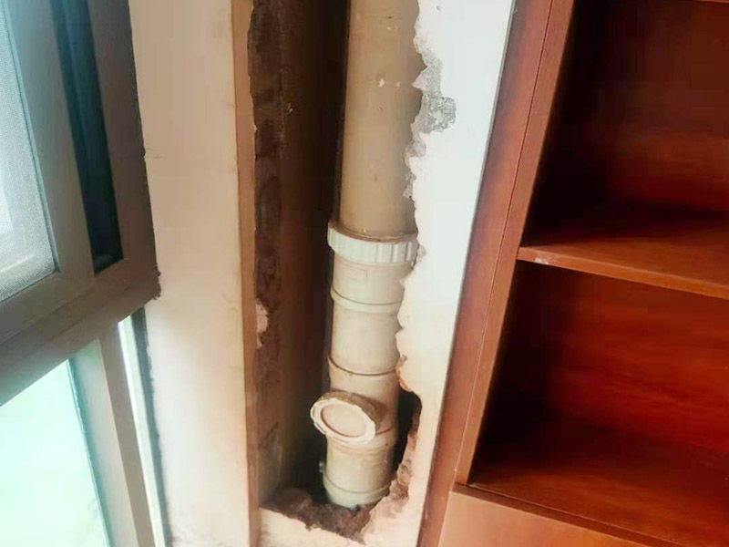 墻內(nèi)主水管漏水維修：主水管漏水點相較其他水管更大，如果上面樓層不高就可以直接讓樓上不要用水，不然就要將整棟樓的水停下來，否則就會影響到后期的施工。更換的時候要將漏水的地方截掉，然后套上尺寸相同的新管，并用PVC膠水把連接處粘好。假如滲透的不嚴重，那么直接用PVC膠水粘結(jié)好，再拿防水布裹緊即可。最后再墻面修復(fù)。