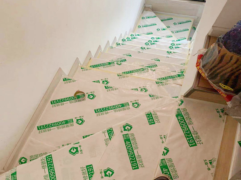 施工地板保護(hù)施工：二手房裝修時(shí)已經(jīng)裝修好的地板，家具等不想二次污染就一定要注意對(duì)地板和家具進(jìn)行保護(hù)。為了防止地板被沾染灰塵以及施工團(tuán)隊(duì)人員等的腳印，最好先在地板上鋪一層防塵布等作為保護(hù)膜。