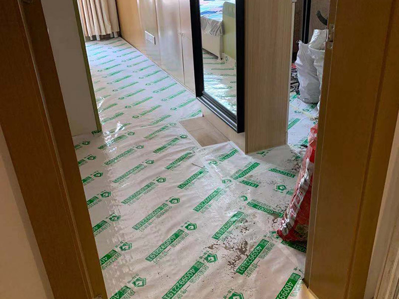 施工地板保護(hù)施工：二手房裝修時(shí)已經(jīng)裝修好的地板，家具等不想二次污染就一定要注意對(duì)地板和家具進(jìn)行保護(hù)。為了防止地板被沾染灰塵以及施工團(tuán)隊(duì)人員等的腳印，最好先在地板上鋪一層防塵布等作為保護(hù)膜。