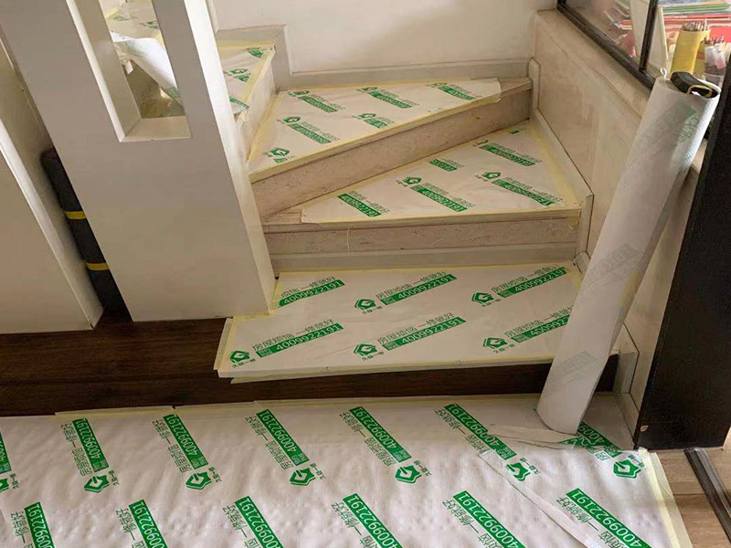 施工地板保護(hù)施工：二手房裝修時(shí)已經(jīng)裝修好的地板，家具等不想二次污染就一定要注意對(duì)地板和家具進(jìn)行保護(hù)。為了防止地板被沾染灰塵以及施工團(tuán)隊(duì)人員等的腳印，最好先在地板上鋪一層防塵布等作為保護(hù)膜。