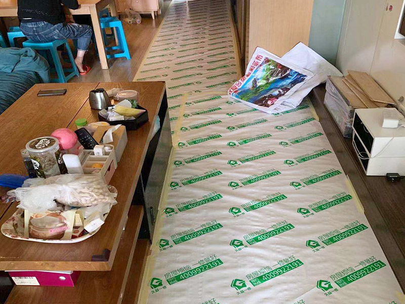 施工地板保護(hù)施工：二手房裝修時(shí)已經(jīng)裝修好的地板，家具等不想二次污染就一定要注意對(duì)地板和家具進(jìn)行保護(hù)。為了防止地板被沾染灰塵以及施工團(tuán)隊(duì)人員等的腳印，最好先在地板上鋪一層防塵布等作為保護(hù)膜。