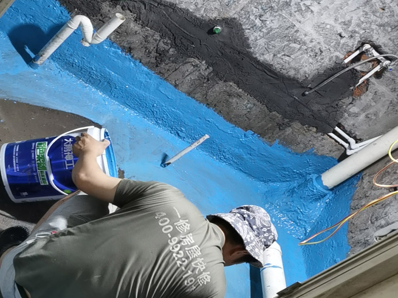 衛(wèi)生間地面刷防水：首先就要清理地面的渣子和灰塵，而且坡度也很重要，門口附近坡度小，地漏附近坡度大，這樣有利于排水。地面不平，在涂刷防水涂料的時候就可能會涂不均勻，又或是地面因為不平而容易裂開，這即使是涂了防水涂料上去也會隨著地面裂開。