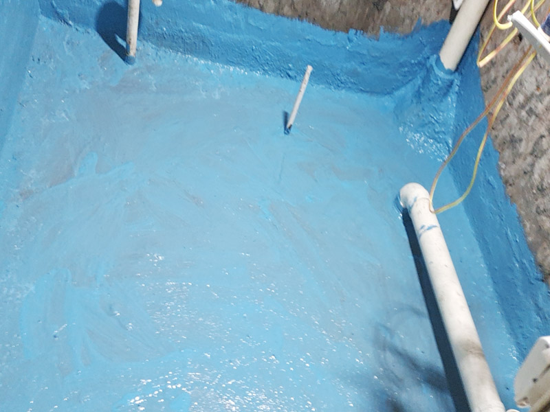 衛(wèi)生間地面刷防水：首先就要清理地面的渣子和灰塵，而且坡度也很重要，門口附近坡度小，地漏附近坡度大，這樣有利于排水。地面不平，在涂刷防水涂料的時候就可能會涂不均勻，又或是地面因為不平而容易裂開，這即使是涂了防水涂料上去也會隨著地面裂開。