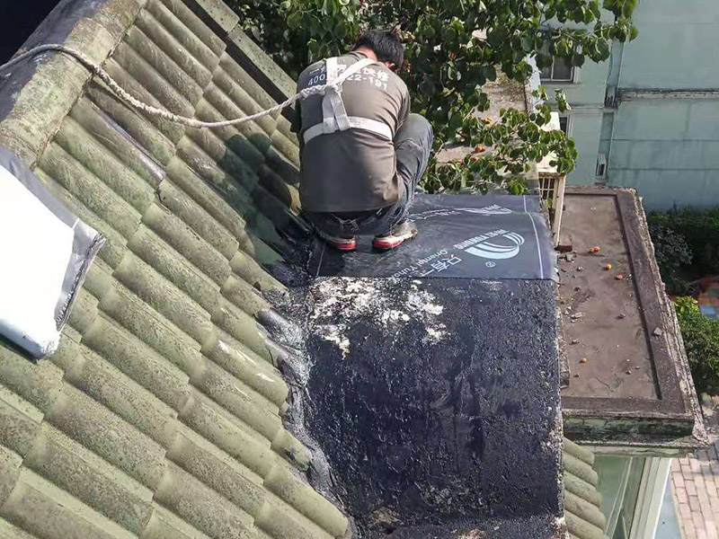 屋面防水卷材鋪貼：防水層鋪貼之前，其它工程施工完畢后清理基層。保證基層平整且干凈，然后再待表面瀝青熔化一薄層后，邊烘烤邊向前滾動(dòng)卷材，并用壓輥壓實(shí)，熔化卷材表面瀝青，不能過(guò)多地流淌，或者用膠粘劑粘平，干燥數(shù)分鐘后用壓輥壓實(shí)。