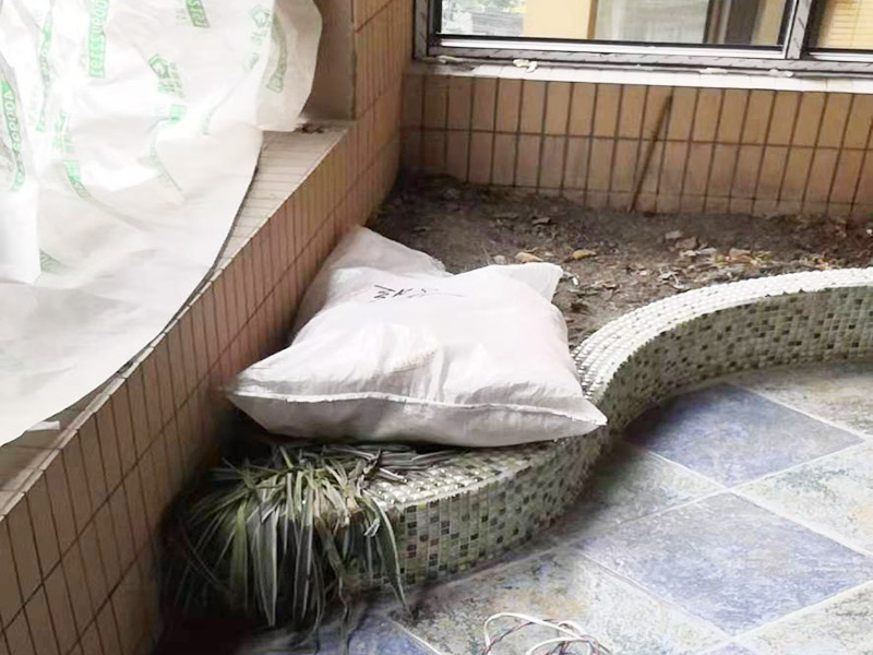 陽臺(tái)拆除施工：如果是陽臺(tái)地磚不再二次利用，那就可以直接用電鉆拆除就好。如果拆下來沒有損壞地磚的話，那是可以繼續(xù)使用的，但需要把背后的水泥漿除去，這個(gè)是比較麻煩的，弄不好就會(huì)把地磚弄壞，還要看運(yùn)氣，最后沒損壞的磚少而且還費(fèi)時(shí)間。