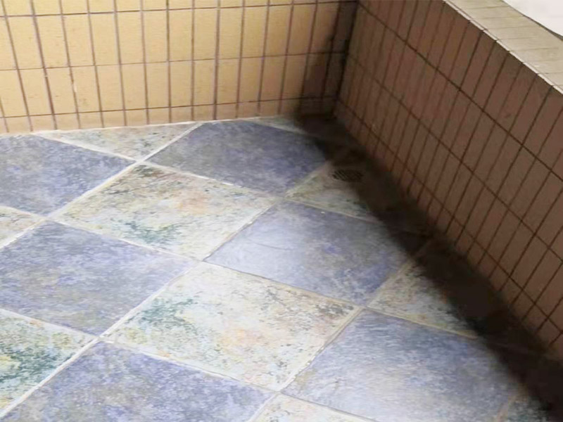 陽臺(tái)拆除施工：如果是陽臺(tái)地磚不再二次利用，那就可以直接用電鉆拆除就好。如果拆下來沒有損壞地磚的話，那是可以繼續(xù)使用的，但需要把背后的水泥漿除去，這個(gè)是比較麻煩的，弄不好就會(huì)把地磚弄壞，還要看運(yùn)氣，最后沒損壞的磚少而且還費(fèi)時(shí)間。