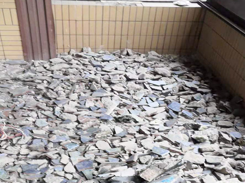 陽臺(tái)拆除施工：如果是陽臺(tái)地磚不再二次利用，那就可以直接用電鉆拆除就好。如果拆下來沒有損壞地磚的話，那是可以繼續(xù)使用的，但需要把背后的水泥漿除去，這個(gè)是比較麻煩的，弄不好就會(huì)把地磚弄壞，還要看運(yùn)氣，最后沒損壞的磚少而且還費(fèi)時(shí)間。