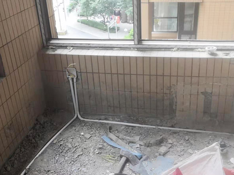 陽臺(tái)拆除施工：如果是陽臺(tái)地磚不再二次利用，那就可以直接用電鉆拆除就好。如果拆下來沒有損壞地磚的話，那是可以繼續(xù)使用的，但需要把背后的水泥漿除去，這個(gè)是比較麻煩的，弄不好就會(huì)把地磚弄壞，還要看運(yùn)氣，最后沒損壞的磚少而且還費(fèi)時(shí)間。