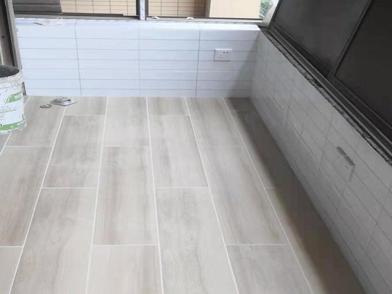 陽(yáng)臺(tái)拆除后貼磚：在貼磚前一定要對(duì)墻面進(jìn)行仔細(xì)檢查，墻體如有裂紋必須先進(jìn)行處理。如果沒(méi)有將膩?zhàn)隅P掉就直接貼磚，會(huì)存在很大的安全隱患，膩?zhàn)颖砻鎾觳蛔∷?，容易造成瓷磚脫落現(xiàn)象的產(chǎn)生，所以在墻面瓷磚鋪貼上一定要注意對(duì)墻面的處理。