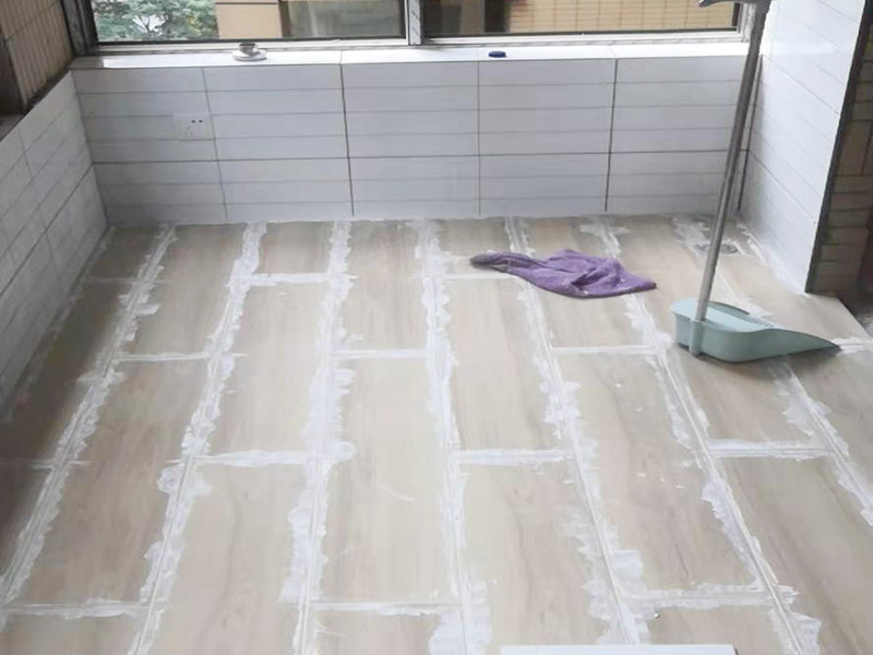 陽(yáng)臺(tái)拆除后貼磚：在貼磚前一定要對(duì)墻面進(jìn)行仔細(xì)檢查，墻體如有裂紋必須先進(jìn)行處理。如果沒(méi)有將膩?zhàn)隅P掉就直接貼磚，會(huì)存在很大的安全隱患，膩?zhàn)颖砻鎾觳蛔∷啵菀自斐纱纱u脫落現(xiàn)象的產(chǎn)生，所以在墻面瓷磚鋪貼上一定要注意對(duì)墻面的處理。