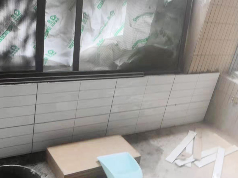 陽(yáng)臺(tái)拆除后貼磚：在貼磚前一定要對(duì)墻面進(jìn)行仔細(xì)檢查，墻體如有裂紋必須先進(jìn)行處理。如果沒(méi)有將膩?zhàn)隅P掉就直接貼磚，會(huì)存在很大的安全隱患，膩?zhàn)颖砻鎾觳蛔∷?，容易造成瓷磚脫落現(xiàn)象的產(chǎn)生，所以在墻面瓷磚鋪貼上一定要注意對(duì)墻面的處理。