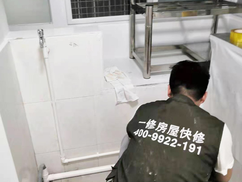 浴室花灑維修安裝：花灑是衛(wèi)浴組合中比較重要的一個(gè)部分，只有花灑足夠的好，水足夠的大，我們洗澡的時(shí)候才足夠的舒服。花灑內(nèi)絲彎頭出水口要掌握好左熱右冷不能錯(cuò)，預(yù)留絲頭是要考慮到貼墻磚的厚度，最好讓高出毛胚墻15mm,如果和毛胚墻水平，等貼完了墻磚你就會(huì)發(fā)現(xiàn)絲頭陷在墻里太深，弄不好會(huì)裝不上淋浴器。