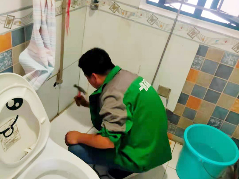 浴室花灑維修安裝：花灑是衛(wèi)浴組合中比較重要的一個(gè)部分，只有花灑足夠的好，水足夠的大，我們洗澡的時(shí)候才足夠的舒服。花灑內(nèi)絲彎頭出水口要掌握好左熱右冷不能錯(cuò)，預(yù)留絲頭是要考慮到貼墻磚的厚度，最好讓高出毛胚墻15mm,如果和毛胚墻水平，等貼完了墻磚你就會(huì)發(fā)現(xiàn)絲頭陷在墻里太深，弄不好會(huì)裝不上淋浴器。