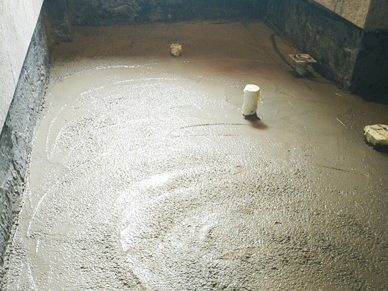 廁所地面找平施工：更換衛(wèi)生間的地磚，在將原有地磚鑿去之后，一定要先用水泥砂漿將地面找平，回填建議最理想用陶粒，次之用輕質(zhì)磚，常用建渣，亦可架空，煤渣也可較少了。然后再做防水處理。攪勻防水材料，要均勻一致，操作時(shí)先墻面后地面，從內(nèi)向外退著操作,待干固后做閉水試驗(yàn)幾天，然后再開始貼磚。