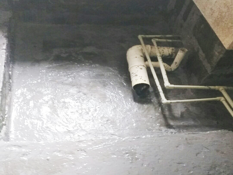 廁所地面找平施工：更換衛(wèi)生間的地磚，在將原有地磚鑿去之后，一定要先用水泥砂漿將地面找平，回填建議最理想用陶粒，次之用輕質(zhì)磚，常用建渣，亦可架空，煤渣也可較少了。然后再做防水處理。攪勻防水材料，要均勻一致，操作時(shí)先墻面后地面，從內(nèi)向外退著操作,待干固后做閉水試驗(yàn)幾天，然后再開始貼磚。