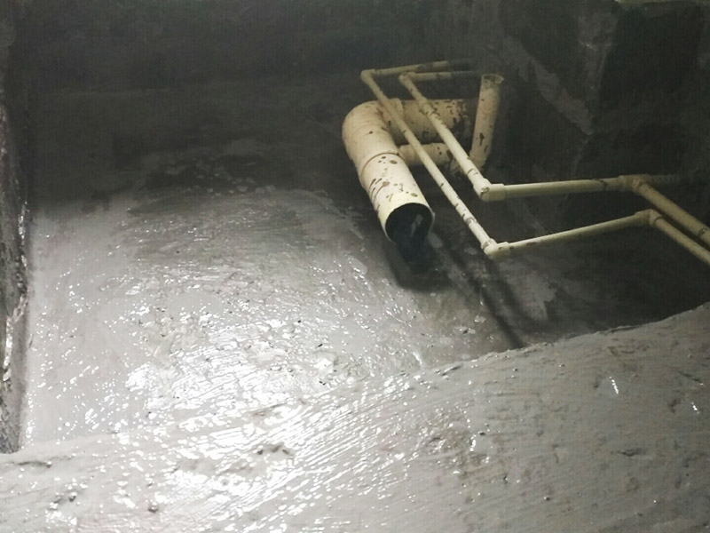 廁所地面找平施工：更換衛(wèi)生間的地磚，在將原有地磚鑿去之后，一定要先用水泥砂漿將地面找平，回填建議最理想用陶粒，次之用輕質(zhì)磚，常用建渣，亦可架空，煤渣也可較少了。然后再做防水處理。攪勻防水材料，要均勻一致，操作時(shí)先墻面后地面，從內(nèi)向外退著操作,待干固后做閉水試驗(yàn)幾天，然后再開始貼磚。