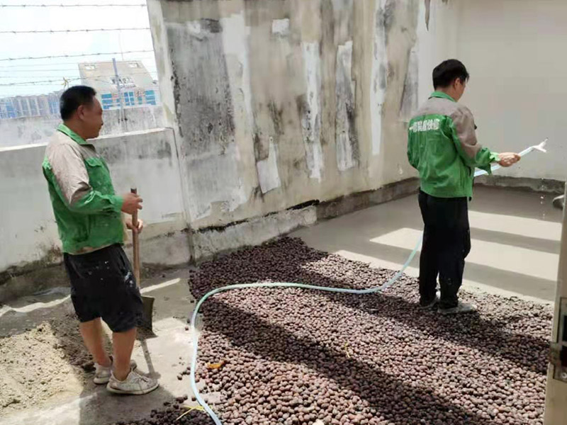 地面陶粒找平：首先需要在地面和墻體連著做兩遍防水，而且墻體的高度最少要高出40公分；然后用混凝土制作若干小格子，并填充防潮陶粒；接著在格子上鋪制鋼筋網(wǎng)，保持陶粒層的牢固；最后在陶粒層上鋪墊混凝土并找平，待干透后再刷素水泥漿就好。