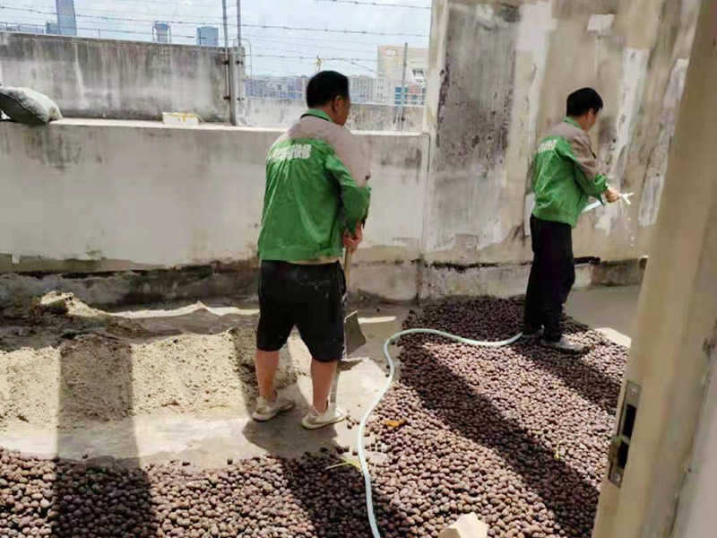 地面陶粒找平：首先需要在地面和墻體連著做兩遍防水，而且墻體的高度最少要高出40公分；然后用混凝土制作若干小格子，并填充防潮陶粒；接著在格子上鋪制鋼筋網(wǎng)，保持陶粒層的牢固；最后在陶粒層上鋪墊混凝土并找平，待干透后再刷素水泥漿就好。