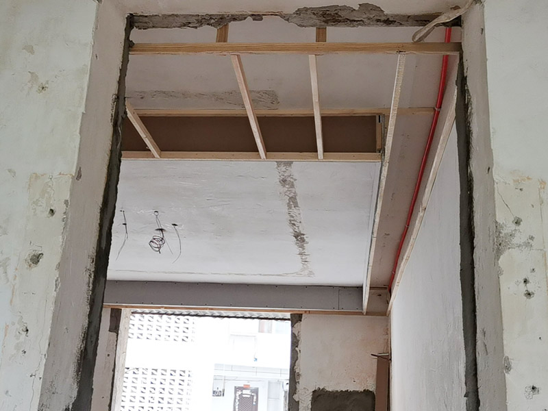 吊頂木龍骨安裝：先在房頂定好位置，用沖擊鉆打孔，將專用三角卡碼扣入三角龍骨，按所安裝方板規(guī)格間格卡上。把膨脹螺絲和大龍骨固定好，龍骨安裝好后，就可以直接將鋁扣板吊頂壓入三角骨縫中就完成吊頂?shù)陌惭b。