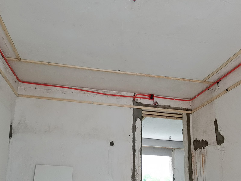 吊頂木龍骨安裝：先在房頂定好位置，用沖擊鉆打孔，將專用三角卡碼扣入三角龍骨，按所安裝方板規(guī)格間格卡上。把膨脹螺絲和大龍骨固定好，龍骨安裝好后，就可以直接將鋁扣板吊頂壓入三角骨縫中就完成吊頂?shù)陌惭b。