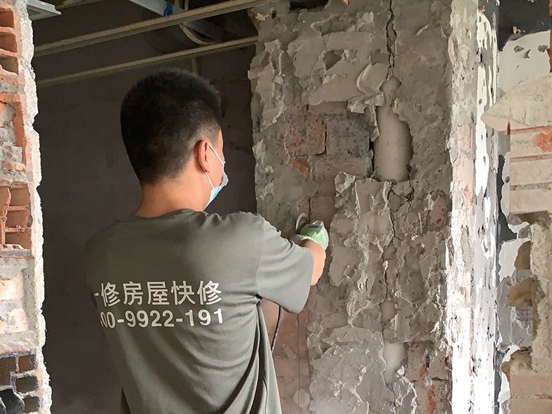 墻面基層鏟除裝修：舊墻面基層處理相對(duì)新墻面較為復(fù)雜?，F(xiàn)在將舊墻上的裝飾物去掉，然后將舊墻上的灰塵、油污等清理干凈。對(duì)于舊墻面上裂紋脫落的地方，可以用水泥砂漿進(jìn)行其修復(fù)，進(jìn)行墻面的拉毛壓扁處理。