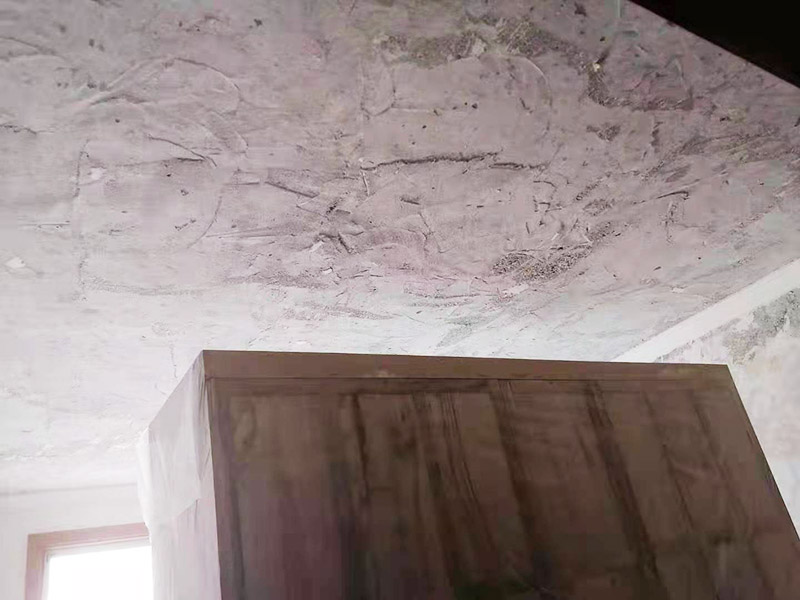 墻皮鏟除刷新：一般情況下先用水將原墻澆濕，先讓墻體表面有個(gè)濕潤(rùn)度，然后將滾子完全浸到水中，浸濕完全后拿出來(lái)在需要鏟的墻面進(jìn)行滾動(dòng)，或者也可以直接鏟的墻面，不過(guò)施工中要注意不可用蠻力，以免碰到稍硬的地方損壞工具或者傷到墻內(nèi)水管或者電路。